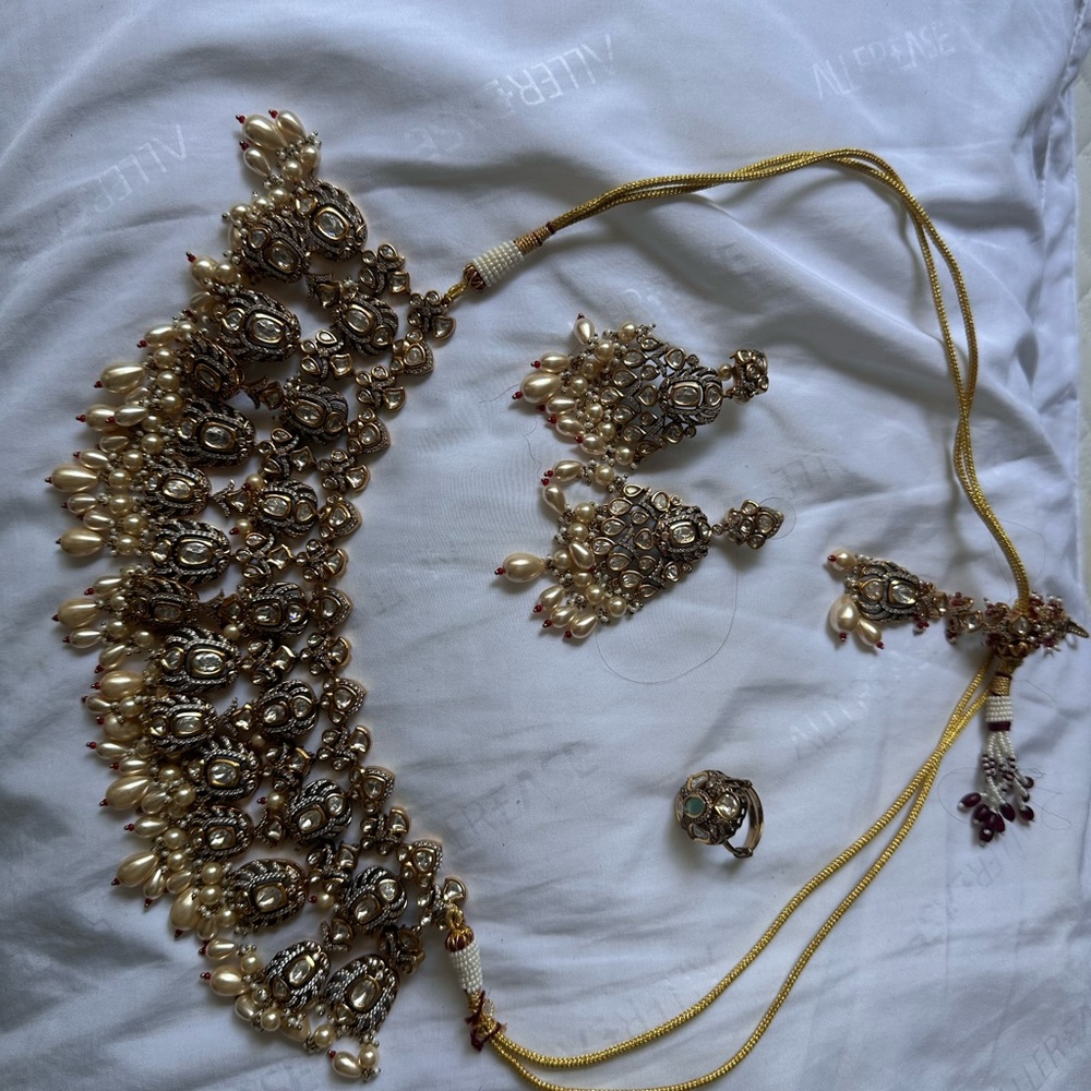 Elegant Gold and Pearl Jewelry Set